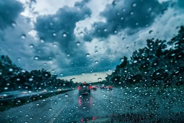 Ce trebuie sa stii cand conduci pe ploaie torentiala