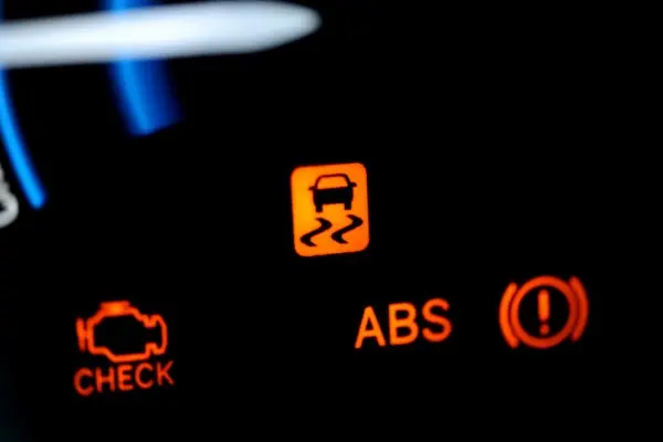 Ce trebuie sa stii despre martorii Check Engine si ABS