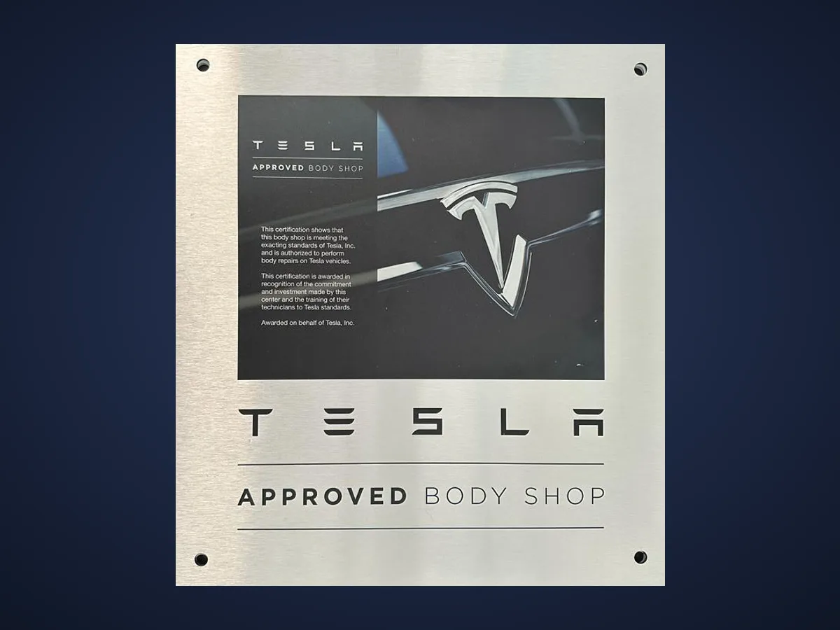 Plăcuța de certificare Tesla Approved Body Shop a atelierului Top Lac Service